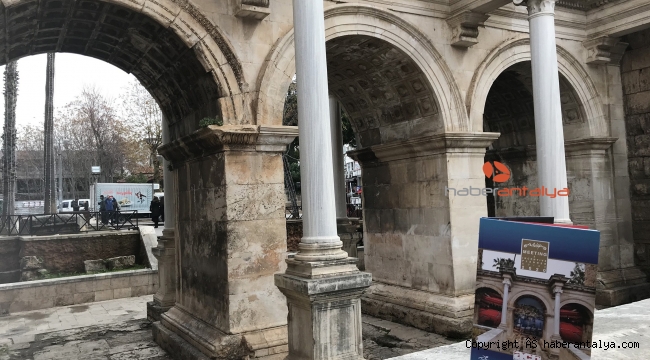 Kongre turizmi tanıtım kataloğunun simgesi Üç Kapılar