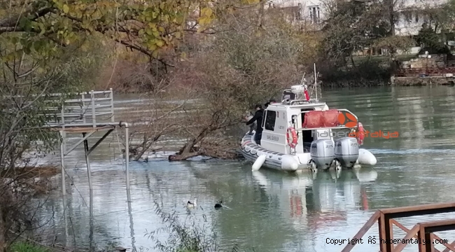 Manavgat Irmağı'nda ağaca takılı erkek cesedi bulundu