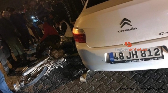 Motosiklet otomobille çarpıştı