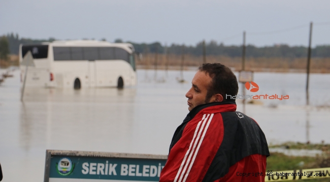 Otobüs yoldan suya sürüklendi