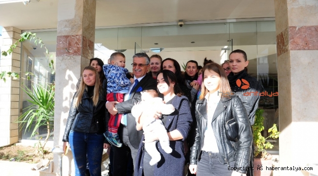 Topaloğlu, yabancı gelinlerle bir araya geldi