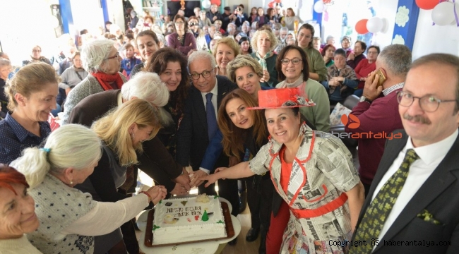 Yaşlı Evi'nde enerji dolu parti