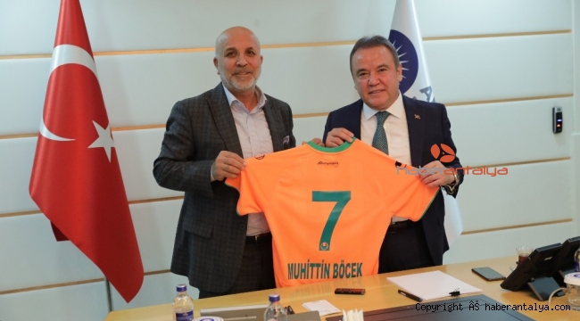 Başkan Böcek Alanyaspor ve taraftarı için marş yaptırdı