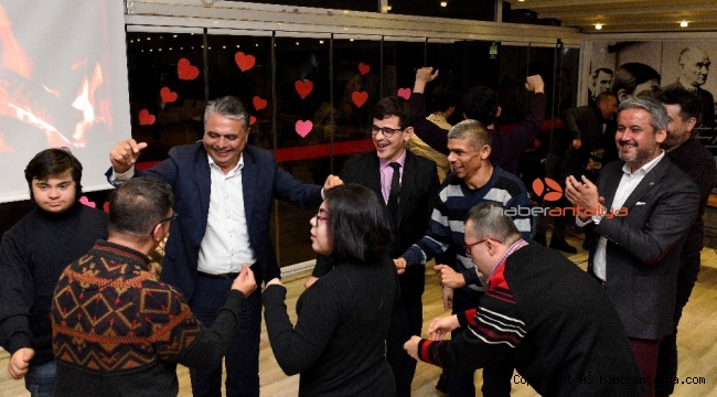 Engelsiz Kafe'de Sevgililer Günü kutlaması