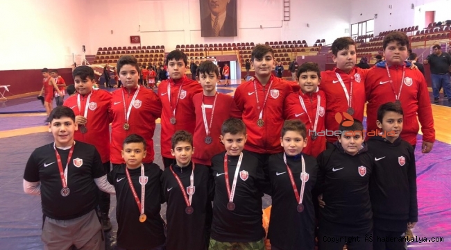 Kepez'in güreşçilerinden 9 madalya