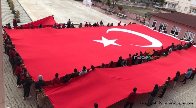 Öğrenciler şehitler için dua edip dev Türk Bayrağı açtı