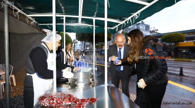 Sabahın ilk ışıklarında vatandaşa ve öğrenciye sıcak çorba