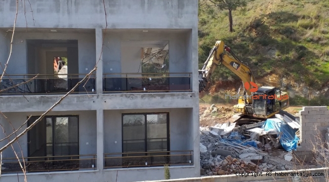 Adrasan'da kaçak yapılar yıkılıyor
