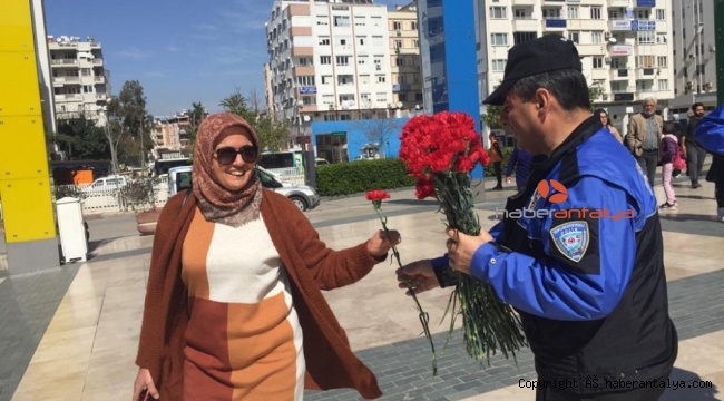 Antalya Polisi kadınlara çiçek dağıttı