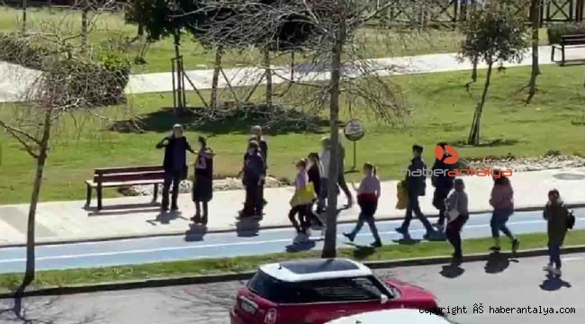 Antalya'da "evde kal" çağrılarına rağmen tur gezisi düzenlediler