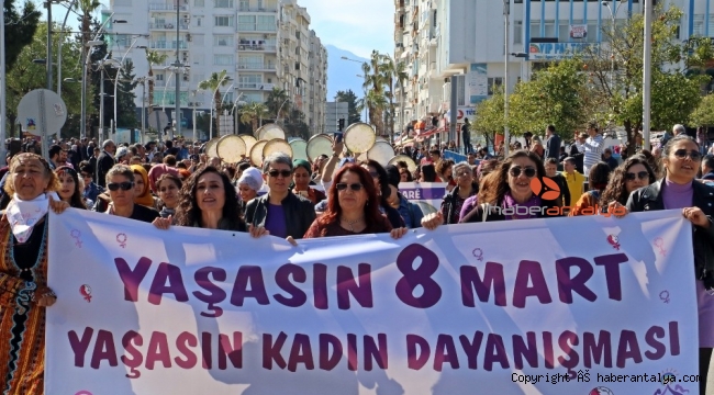 Antalya'da karnaval havasında kadınlar günü yürüyüşü