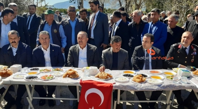 Bakan Çavuşoğlu İdlib şehidinin ailesini ziyaret etti