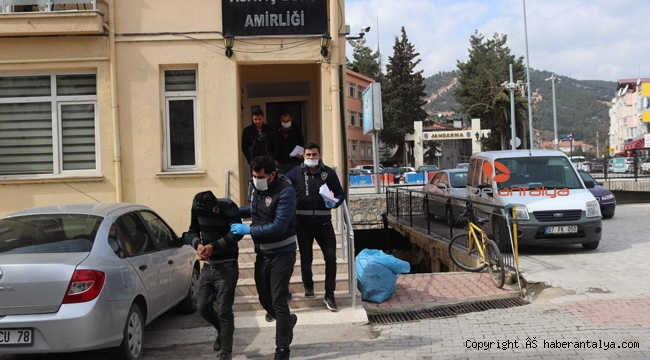 Camiden musluk çalan hırsızlar yakalandı