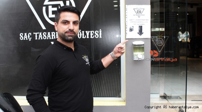 Esnaftan yoldan geçenlere ücretsiz kolonya ikramı