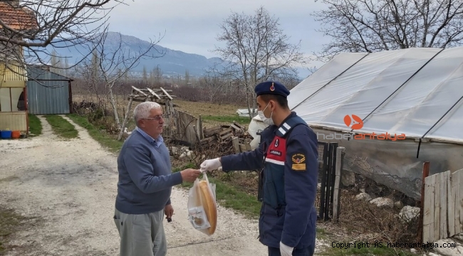 Jandarmadan evden çıkamayan yaşlılara destek