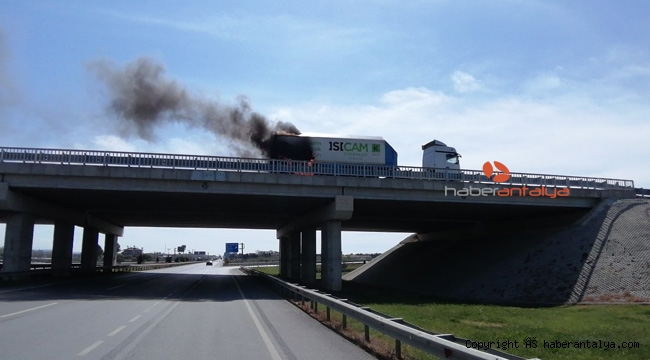 Köprülü kavşakta tır alev aldı !