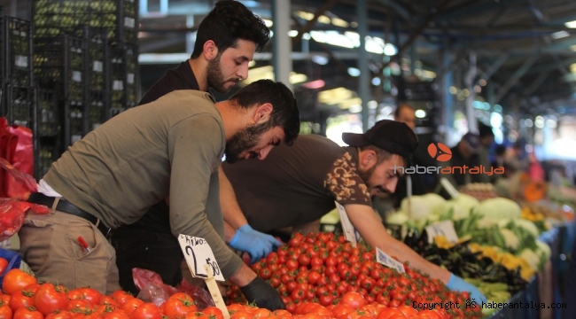 Nakit para ile alışverişin merkezi semt pazarlarında ensaftan eldivenli koruma