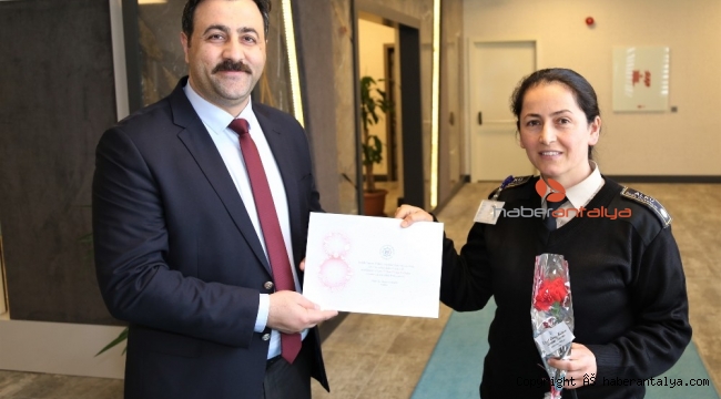 Rektör Kalan kadınlara karanfil dağıttı
