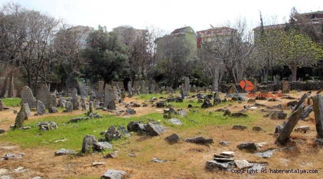 Sahipsiz taş mezarlar gizemi koruyor