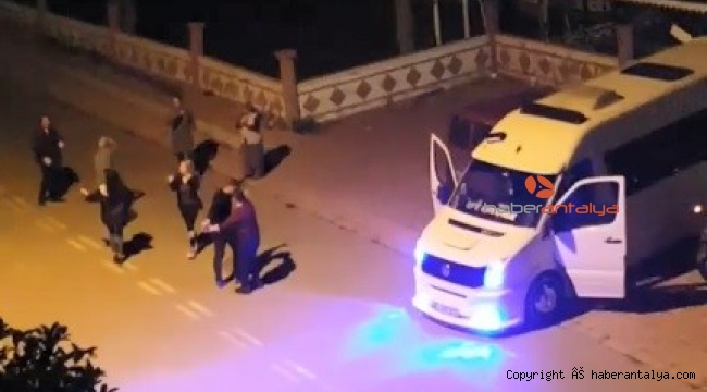 Sokak ortasında 'erik dalı' oynadılar, sosyal mesafeyi unuttular