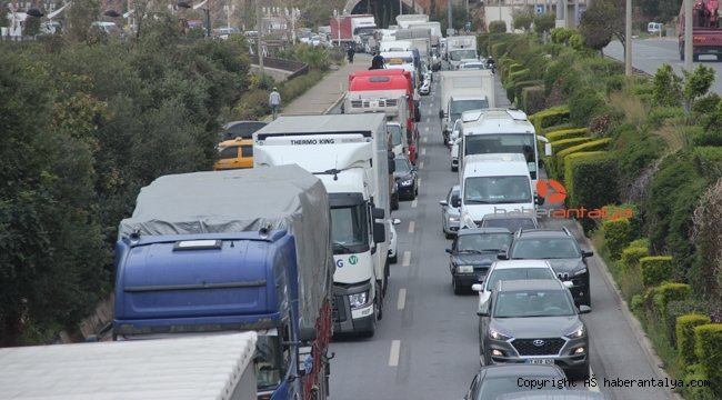 VİRÜS UYGULAMASINDA KİLOMETRELERCE ARAÇ KUYRUĞU !