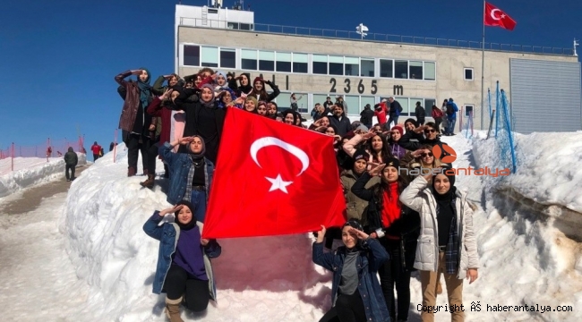 Zirvede Türk Bayrağı açıp, asker selamı verdiler