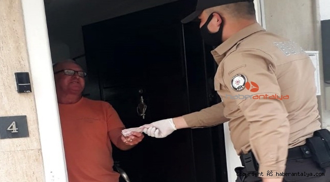 İlaçlarını getiren ekibe bahşiş vermek istedi