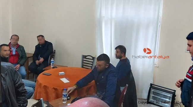 Alanya’da çay servisi yapılan kahvehaneye baskın