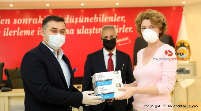 Alanya'da yerleşik yabancılara maske dağıtıldı