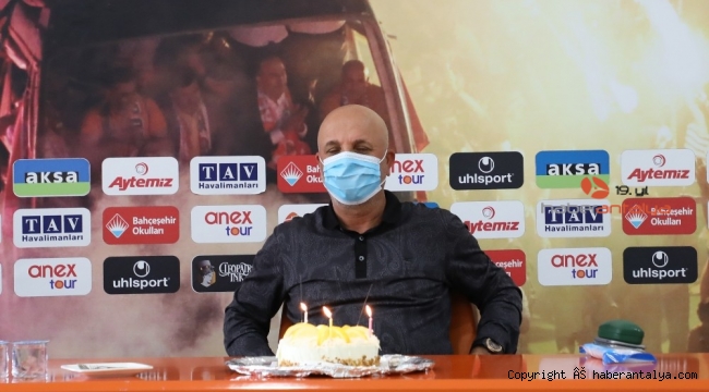 Alanyaspor, Başkan Çavuşoğlu'nun doğum gününü kutladı