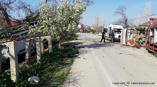 Antalya'da trafik kazası:2 yaralı 