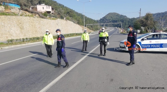 Antalya girişinden 2 bin 809 kişi geri gönderildi