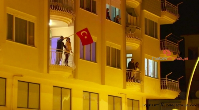 Antalyalılar "Memleketim" şarkısıyla balkonlara döküldü
