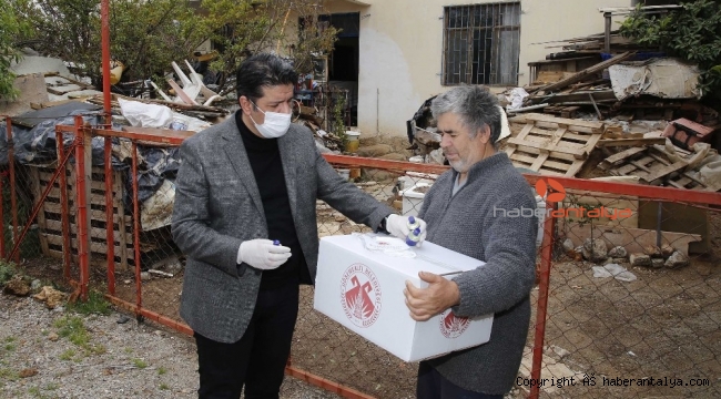 Başkan Genç yardım kolisi, dezenfektan ve maske dağıttı