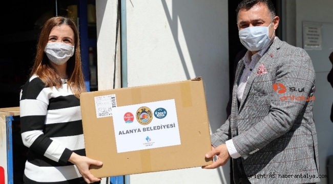 Başkan Yücel muhtarlara 80 bin adet maske dağıttı