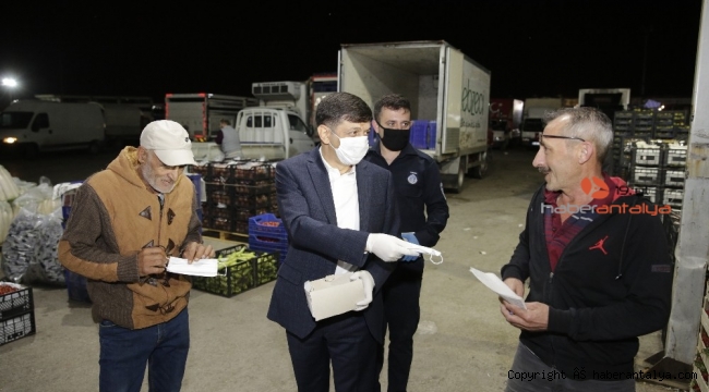 Büyükşehir Hal'de maske dağıtımı yaptı