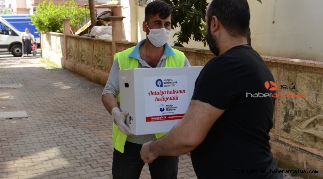 Büyükşehir'in gıda kolileri ihtiyaç sahiplerine ulaşıyor