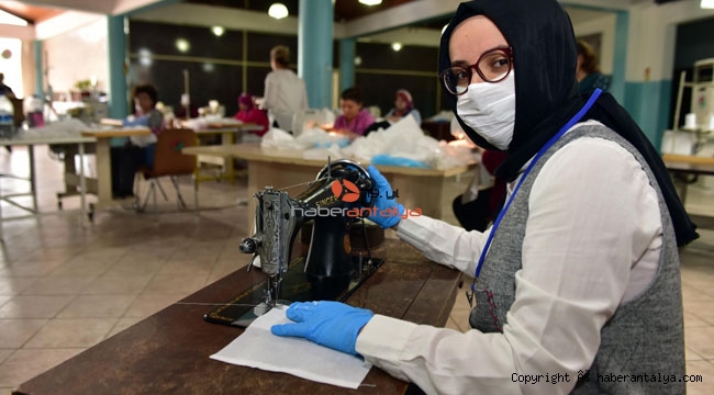 Dikiş makinesini maske üretimi için bağışladı !