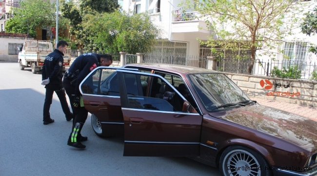 Antalya'da dur ihtarına uymayan otomobili sürücüsü göz altında