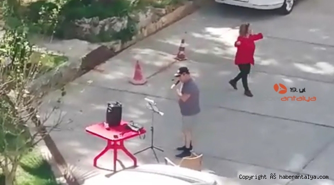 Evli çiftten açık hava konseri