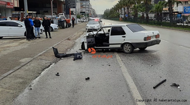 Forklifte çarpan otomobil hurdaya döndü: 2 yaralı