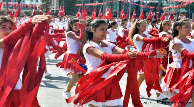 İki kardeş, 23 Nisan coşkusunu evlerine taşıdı