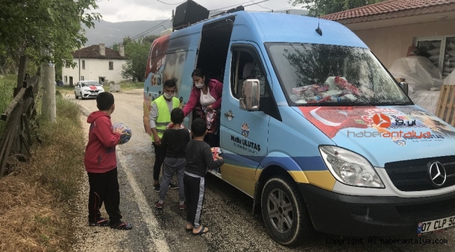 Kaş'ta 10 bin çocuk sevindirildi !