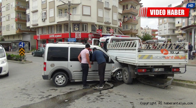 Kavşakta kaza: 2 yaralı