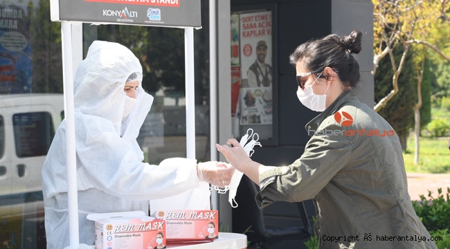 Konyaaltı’nda vatandaşa ücretsiz maske dağıtımı devam ediyor