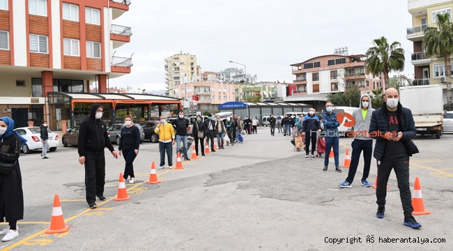 Konyaaltı semt pazarlarında sosyal mesafe korunuyor