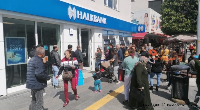 Kredi kuyruğunda sosyal mesafe hiçe sayıldı
