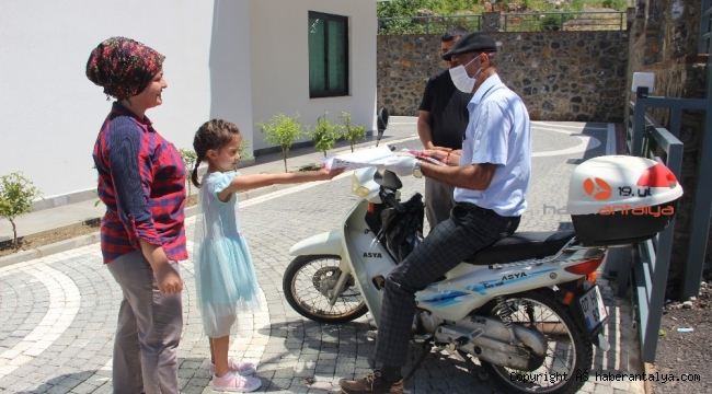 Öğretmenden motosikletiyle ödev servisi