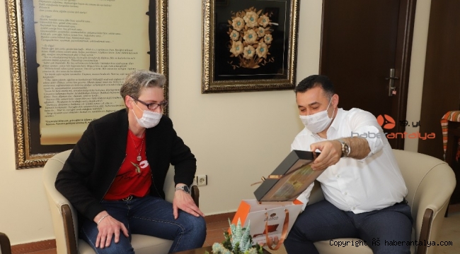 Paylaştıkları Korona virüs mücadelesi görüntüleriyle ses getiren Fransızlar Belediye Başkanıyla buluştu