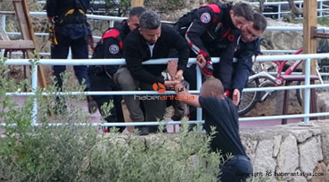 Polis, çiçek sözüyle genci intihardan vazgeçirdi